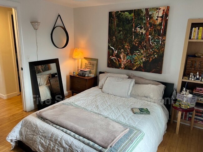 Building Photo - 285 1/2 Weaver Street