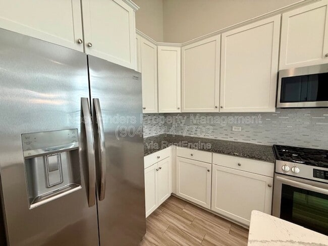 Building Photo - 628 Town Plaza Ave