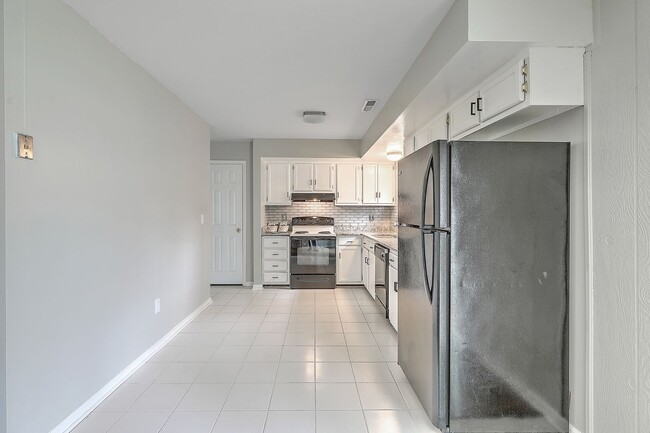 Building Photo - Gorgeous Family Home in Summerville!