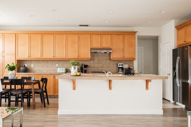 Building Photo - 4 Bedroom Fully Furnished Mid-term Rental