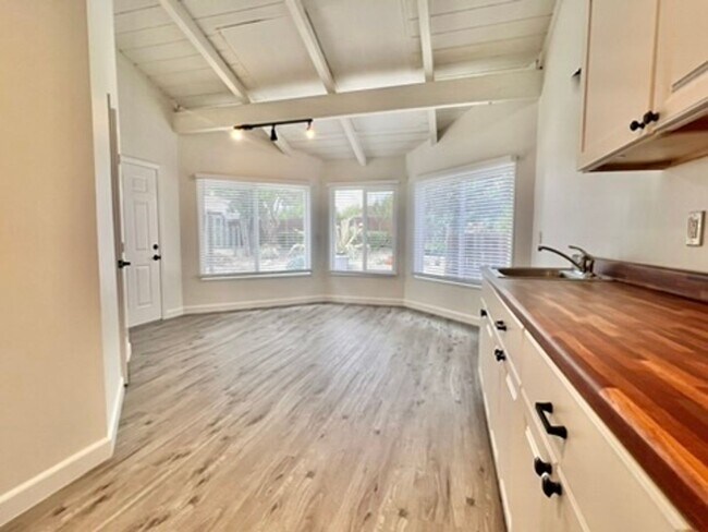 Building Photo - 3 bedroom  2 bathroom