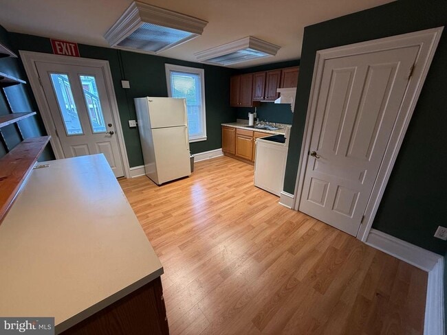 Building Photo - 405 Bridge St