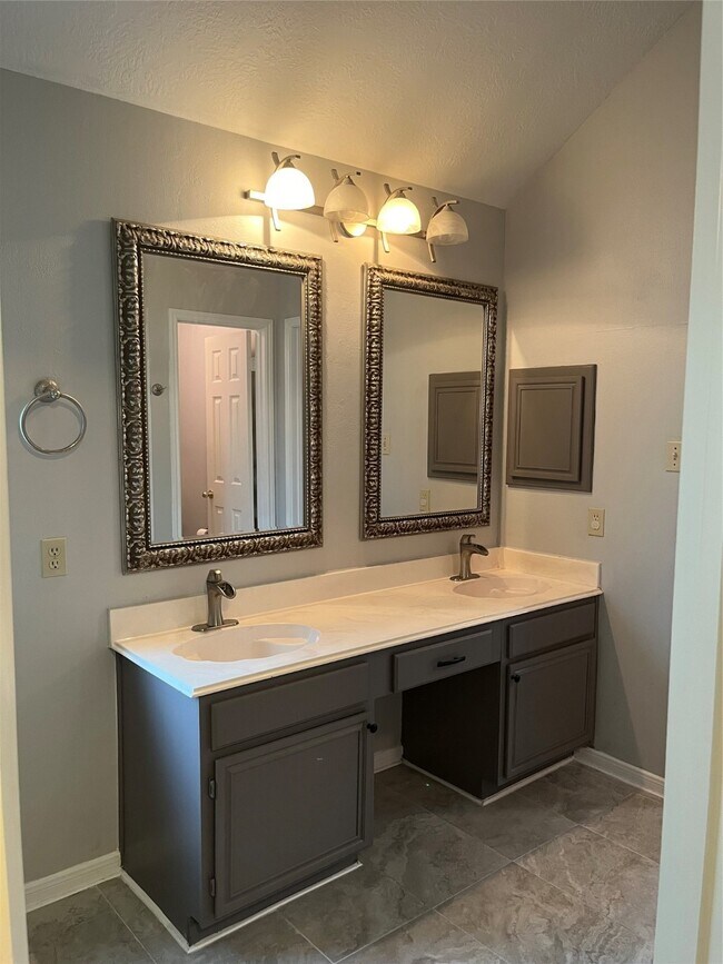 Building Photo - 11302 Meadowchase Dr