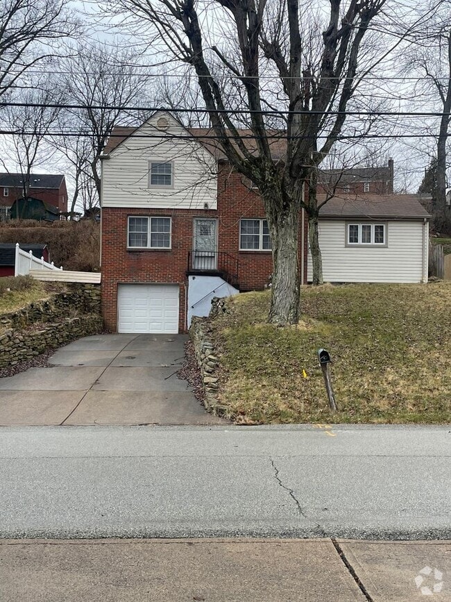 Building Photo - Available NOW! 4 Bed 2 Full Bath House