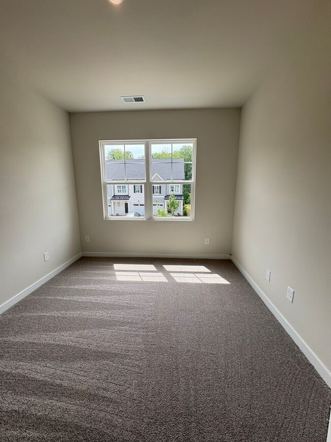 Building Photo - Beautiful End Unit Townhome in Griffith Lakes