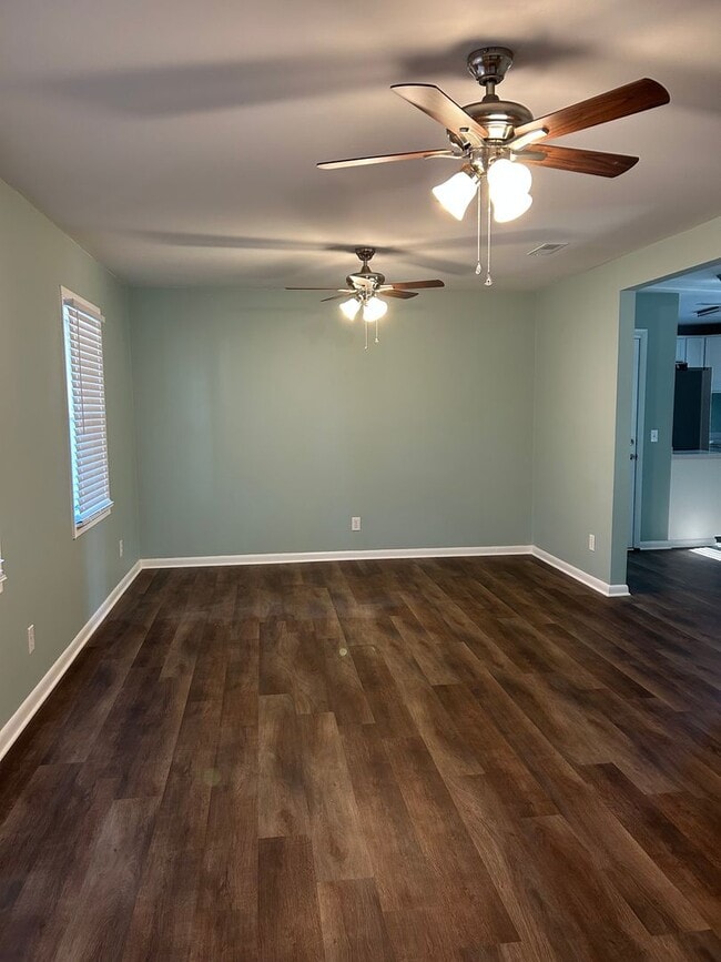 Building Photo - 103 W Emerald Dr