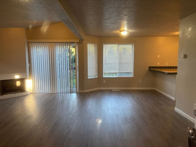 Building Photo - 3 Bedroom 3 Bath House *Move in special $1,000 off first months rent*