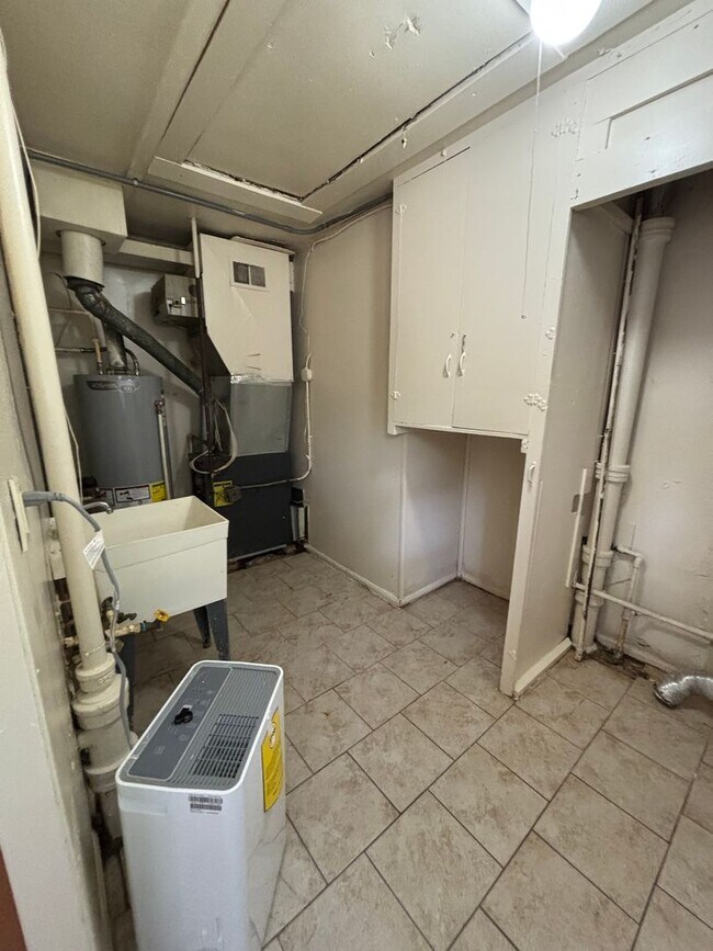 Building Photo - AFFORDABLE 2BR SINGLE FAMILY HOME, HARD SURFACE FLOORS, STAIR LESS, SIDE DRIVE, GARAGE