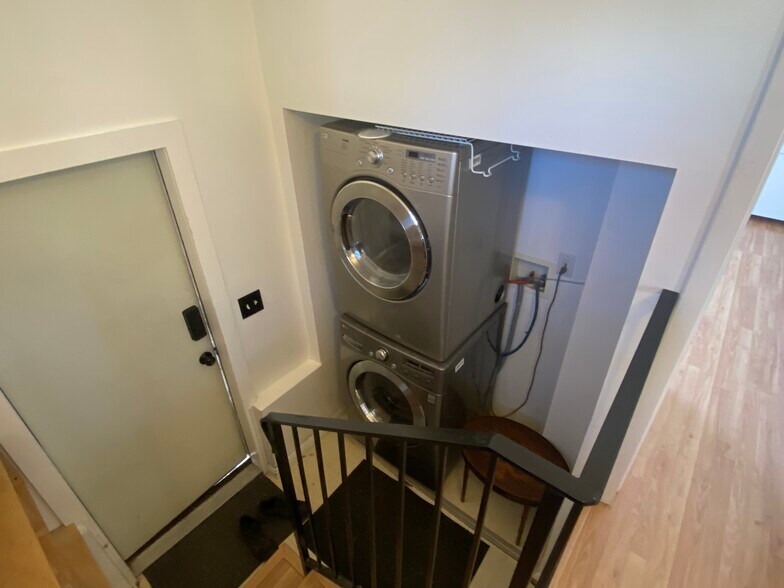 Building Photo - 160 E Leslie Ave