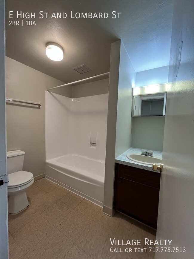 Building Photo - Huge 2-Bed apartment with washer/dryer hoo...