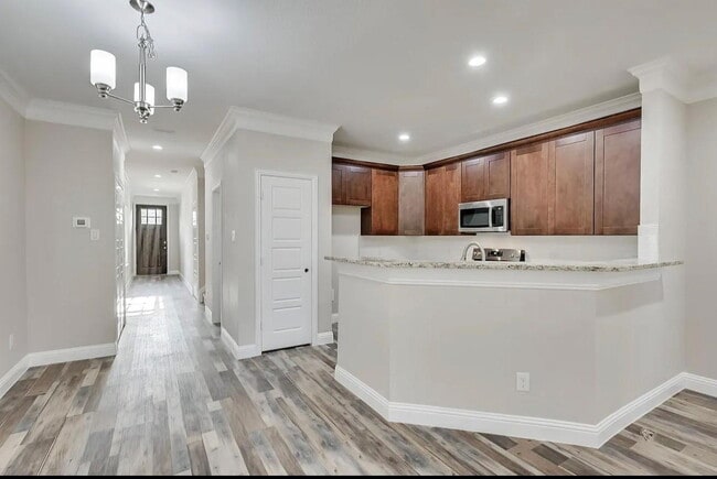 Building Photo - Spacious Townhome Near Several Parks