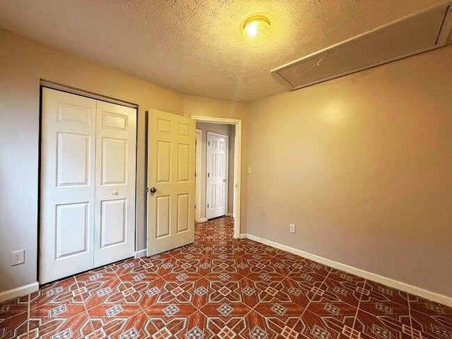 Building Photo - 5410 Twin Lakes Dr