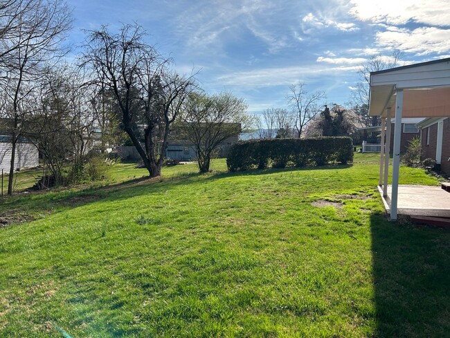 Building Photo - Weaverville - Clean and Tidy! Home Office,...