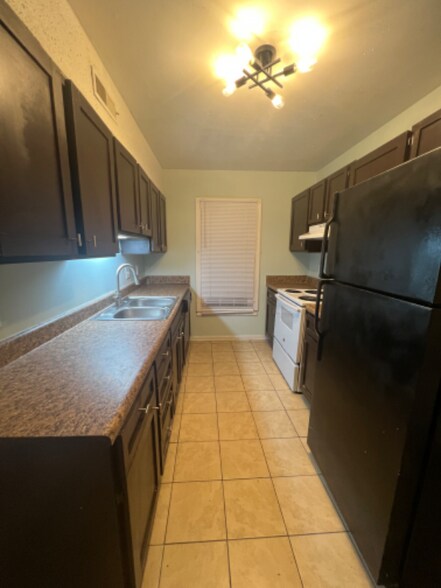 Building Photo - 104 Misty Oak Rd