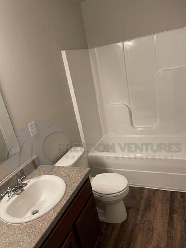 Building Photo - Modern 3-Bedroom Home with Spacious Backya...