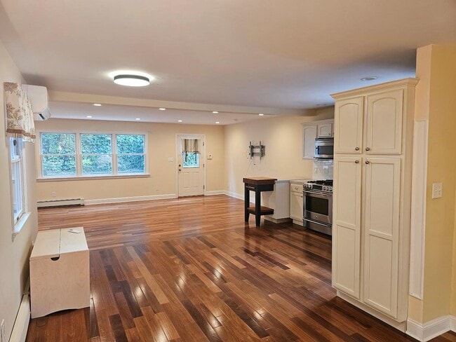 Building Photo - 10 Covert St