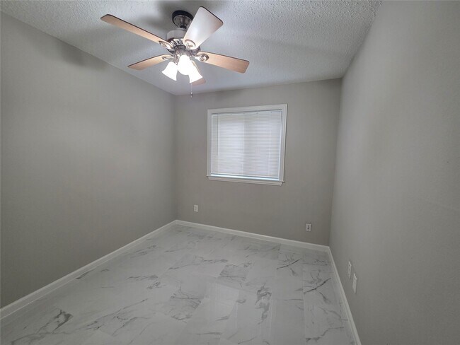 Building Photo - 3127 E Heatherock Cir