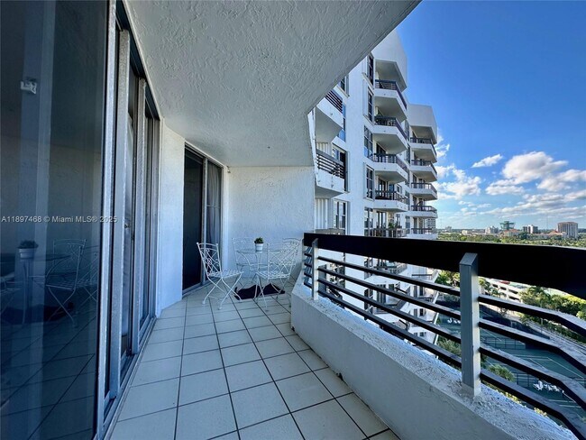 Building Photo - 3600 Mystic Pointe Dr