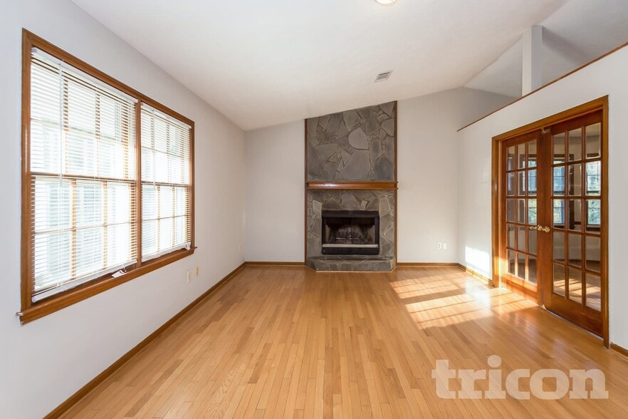 Building Photo - 184 Hickory View Dr