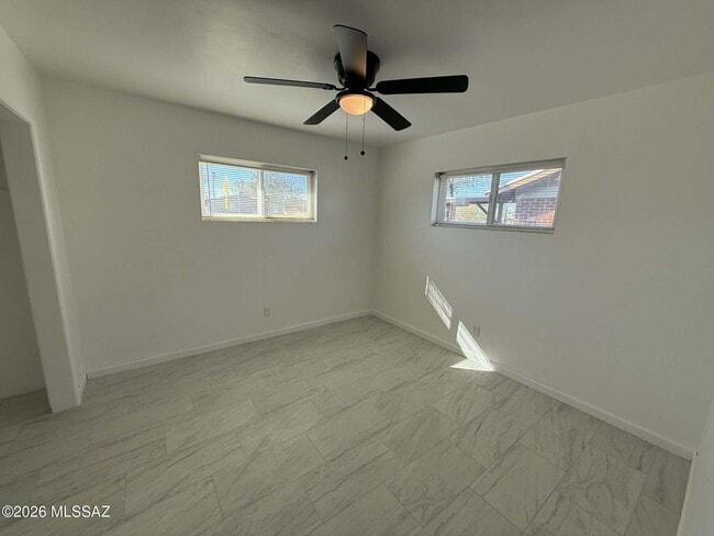 Building Photo - 333 E Linden St