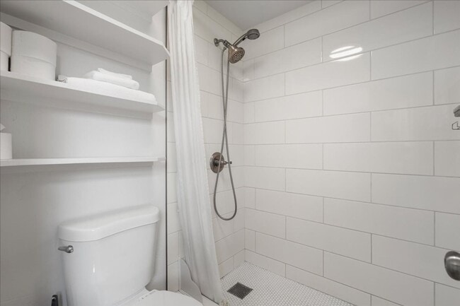 Building Photo - Remodeled Studio in North Kihei | Furnished & Pet-Friendly
