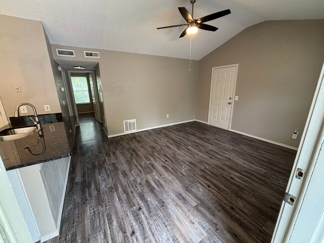 Building Photo - Adorable 2-Bedroom, 1-Bathroom Home in Spr...