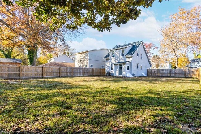 Building Photo - 229 Woodview Ave