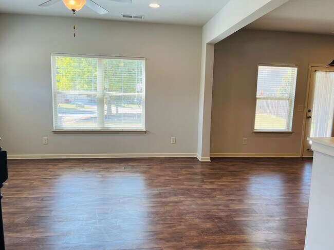 Building Photo - Wow! Check out this charming 3 bedroom 2.5 bathroom home in Newnan!