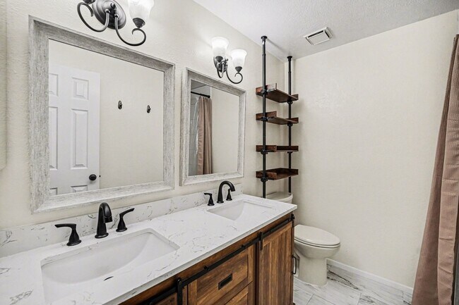 Building Photo - Updated 2 Bedroom 2 Bathroom Condo in Lakewood!