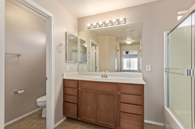 Building Photo - Welcome Home 3B/2BA in Lyons Gate!