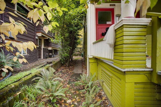 Building Photo - 2422SE / 2424SE