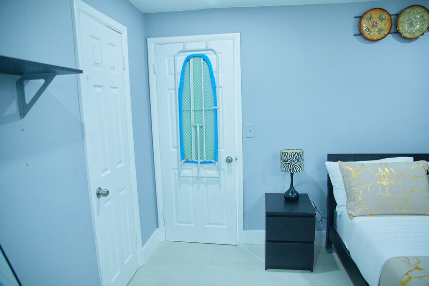 Building Photo - 6036 Polk St