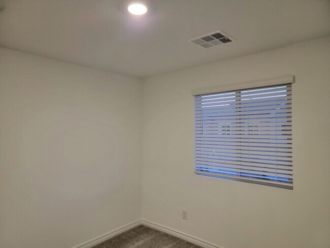 Building Photo - Stunning  4 Bedroom Townhome