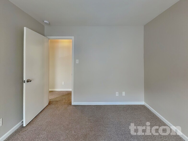 Building Photo - 7242 Fox Point Dr