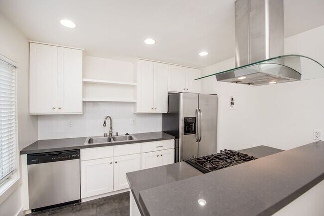 Building Photo - East Side Gem