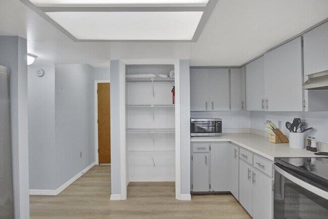 Building Photo - 1045 N Cres Dr