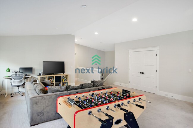 Building Photo - FULLY FURNISHED 6 BEDS & 4.5 BATH SINGLE F...