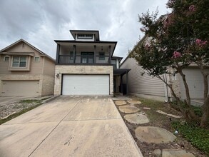 Building Photo - Spacious 3 Bedroom/2.5 Bath Home