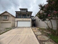 Building Photo - Spacious 3 Bedroom/2.5 Bath Home