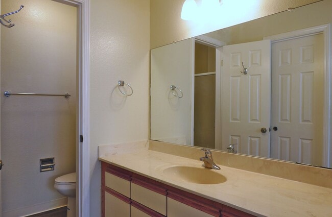 Building Photo - 2 bed/2 bath Condo with new flooring, balcony