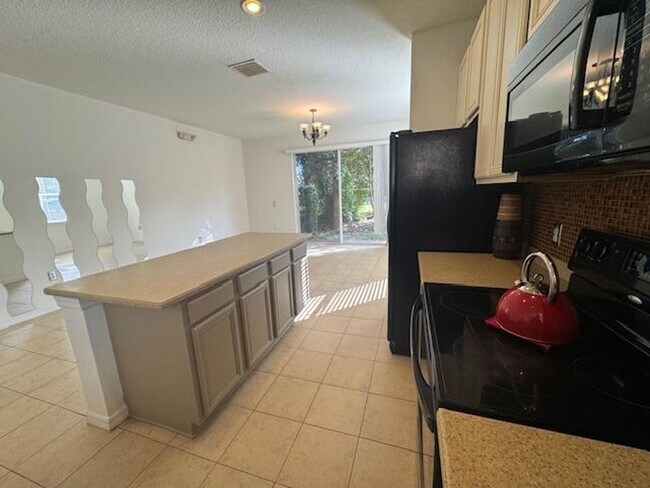 Building Photo - 3 Bedroom 2 1/2 Bathroom Townhome in the Gated community of Compass Bay
