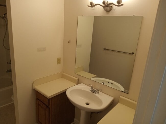 Building Photo - 2 Bedroom / 2 Bath Duplex Gray, TN 37615