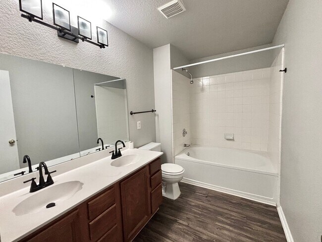 Building Photo - Spacious 3 beds, 2.5 baths in Bristol Forest!