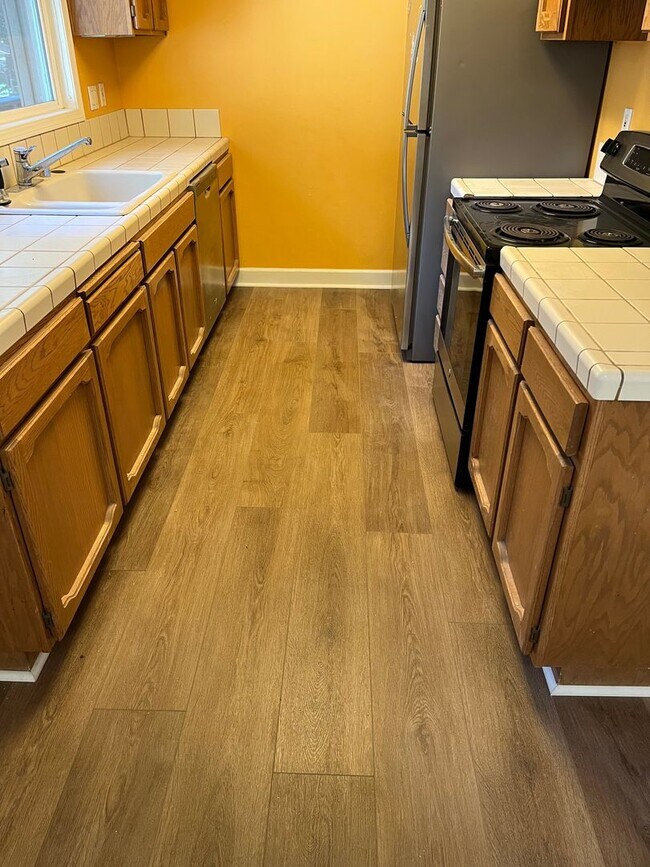 Building Photo - Available Now! 4 bedroom, 2.5 bath unit