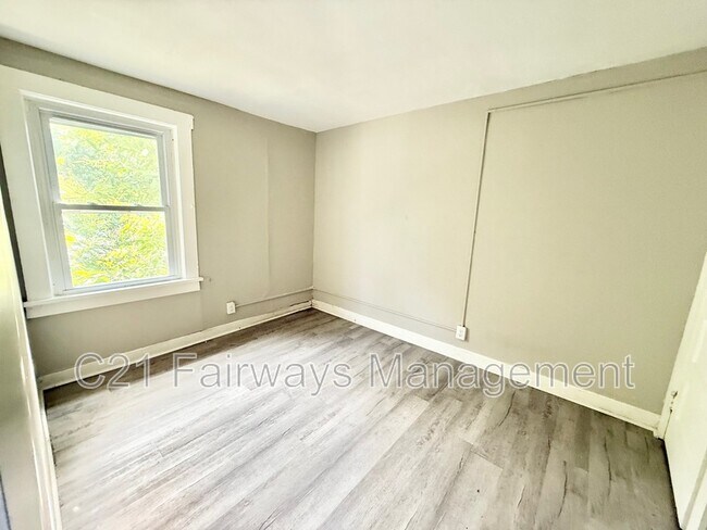 Building Photo - 927 Vankirk St