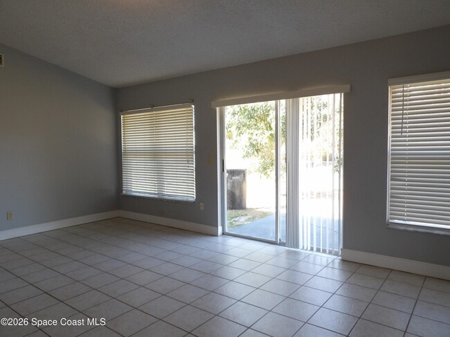 Building Photo - 1006 Locust Ave NW