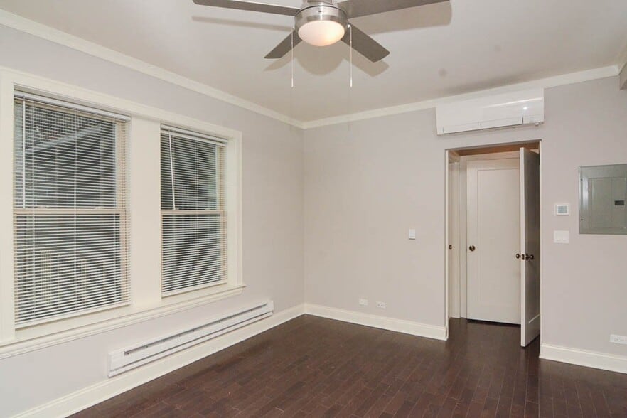 Building Photo - 648 W Wrightwood Ave