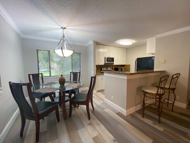 Building Photo - 711 Forest Club Dr