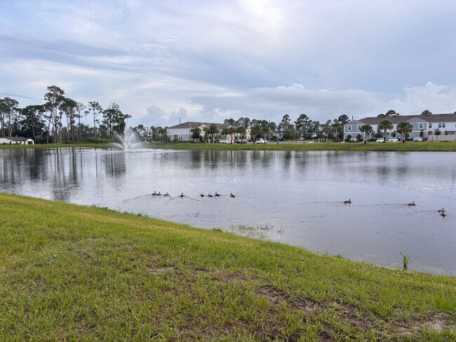 Building Photo - Never-Lived-In 3BR/2.5BA Townhome! Screened Lanai & Pond View!