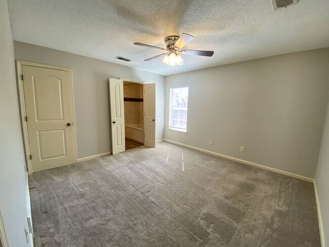 Building Photo - 3 bed, 2 bath with granite counters, ss ap...